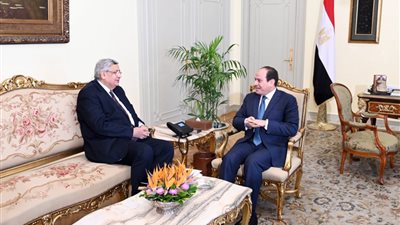 عوض تاج الدين: الرئيس يتابع يوميًا عدد الأسرة والمستشفيات الخاصة بالعزل الصحي وأجهزة التنفس