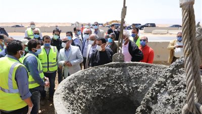وزير النقل يتفقد مواقع العمل بمشروعات الطرق والكباري بمحافظتي السويس والإسماعيلية