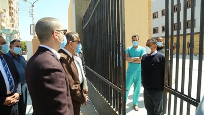 محافظ كفر الشيخ يتفقد مستشفى بلطيم المركزي لعزل المصابين من خارج الأبواب (صور)