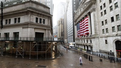 “سقوط حر”.. برميل النفط الأمريكي يهوى إلى سالب 37 دولارًا