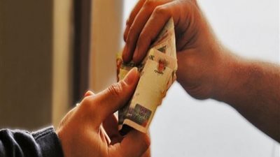 ضبط مسئول بـ”طرق دمياط” تقاضى رشوة مالية من مقاول.. وتحريز 19374 قفازا وكمامة طبية