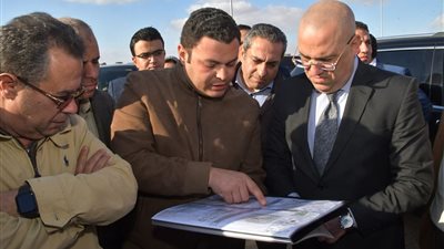 وزير الإسكان يتابع تنفيذ مشروعات برنامج خدمات الصرف الصحى المُستدامة في المناطق الريفية 