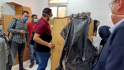 ضبط تجار مستلزمات طبية وأمين مخزن بوزارة الصحة متلبسين ببيع جهاز تنفس صناعي في أسيوط