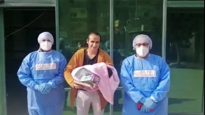 بعد سلبية “نتائجهما بكورونا”.. خروج الطفل يامن ووالده من مستشفى العزل بكفر الزيات (صور)
