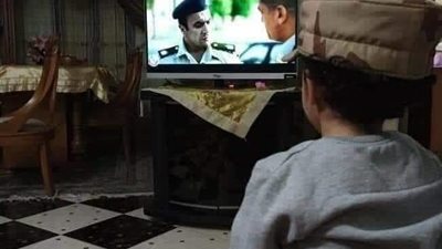 حقيقة الصورة المتداولة لنجل أحمد المنسي أثناء مشاهدة مسلسل الاختيار.. ووالد زوجة الشهيد: “رأسنا في السما”