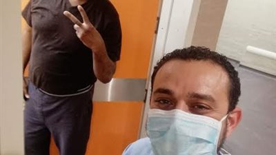 أمريكي متعافي من كورونا: الخدمات الطبية في مستشفى أبو خليفة لا تقل عن بلادنا