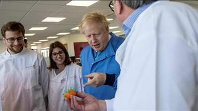 رئيس وزراء بريطانيا يعود إلى أداء مهامه بعد تعافيه من فيروس كورونا