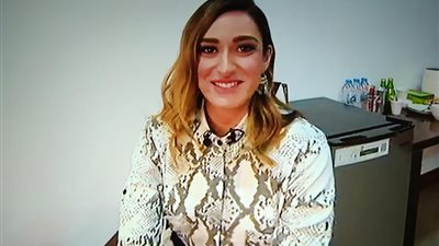 رامز جلال ساخرا من أمينة خليل: “كل دي أخرام في ودانك.. أنف الجيل” (صور)