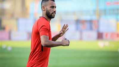 حسام عاشور يوضح حقيقة اعتزاله داخل النادي الأهلي