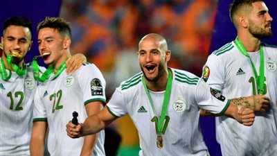 لاعب منتخب الجزائر يطالب بإلغاء أمم إفريقيا 2021 أو تأجيلها بسبب كورونا