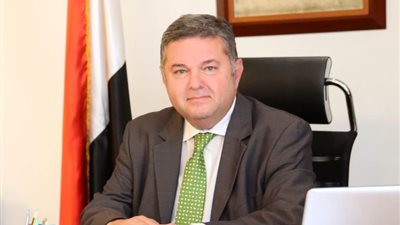 وزير قطاع الأعمال العام يهنئ العمال بعيدهم: نقدر جهودكم.. ودوركم رئيسي في التطوير