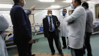 مع تجهيزها لعزل حالات كورونا.. رئيس هيئة المستشفيات التعليمية يتفقد تجهيزات حميات إمبابة (صور)