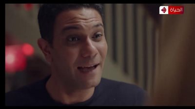 آسر ياسين يسخر من مسلسل “100 وش”: “لا كاسا دي بولاق أبو العلا” (صورة)