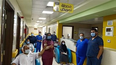 بعلامات النصر.. خروج 17 حالة جديدة من مستشفى العزل بإسنا بعد تعافيهم من كورونا (صور)
