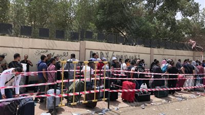 صحيفة كويتية: تسيير رحلتين طيران يومياً لإجلاء العمالة المصرية المخالفة