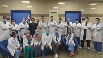 بالزغاريد.. لحظة خروج سيدة من مستشفى أبو تيج بأسيوط بعد تعافيها من فيروس كورونا (فيديو)