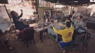 مسلسل بـ100 وش الحلقة 11.. نيللي كريم توزيع 20 مليون جنيه على أفراد العصابة