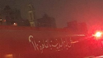 الاستعانة بخزان مياه الحماية المدنية بالقاهرة للسيطرة على حريق عقار شبرا الخيمة (صور)