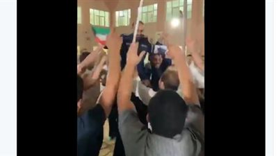 مصريون عالقون يحملون أحد قادة الشرطة الكويتية على الأعناق لتلبية احتياجاتهم (فيديو)