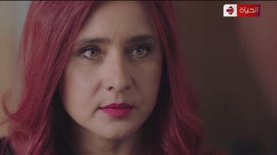 مسلسل بـ 100 وش الحلقة 14.. آسر ياسين يتعاون مع نيللي كريم في عمليات النصب للمرة الثانية