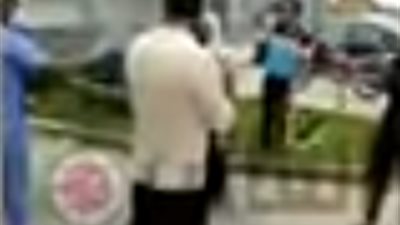 مواطن يستقبل شقيقه المتعافي من كورونا بمزمار بلدي أمام مستشفى أبو خليفة (فيديو)