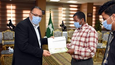 محافظ الشرقية يُكرم سائق ناقلة الوقود المُحترقة بالعاشر من رمضان ويمنحه شقة