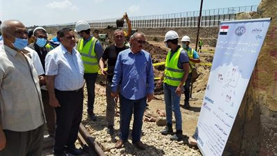 بدون كمامة.. رئيس السكة الحديد يتفقد المحطات والمزلقانات على خط الإسماعيلية بورسعيد (صور)