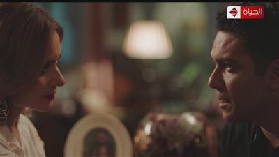 مسلسل بـ 100 وش الحلقة 18.. آسر ياسين يقع في حب نيللى كريم ويصارحها (صور)