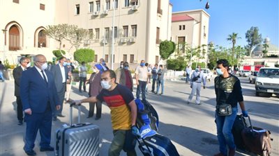 وصول الفوج الرابع من المصريين العائدين من الكويت للمدينة الجامعية بالقاهرة (صور)