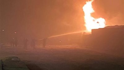 محافظ القليوبية يصل إلى موقع حريق مصنع الإسفنج ويكلف بتشكيل لجنة لفحص الحادث