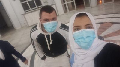 قلب الأم.. سيدة تعافت من كورونا ولم تغادر الحجر لرعاية طفليها المصابين 