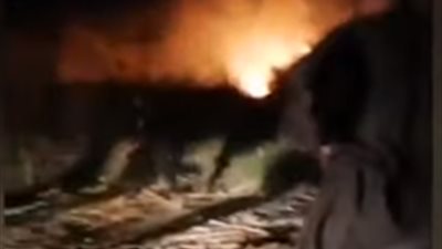 نشوب حريق بأحواض الصرف الصحي بمنطقة الصالحية في قنا (فيديو)