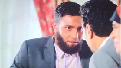 آسر ياسين يضع صديقه أحمد فياض في موقف محرج بسبب بـ”100 وش” (صورة)