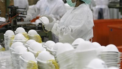 “الحكومة”: إنتاج كمامات قماش بأسعار زهيدة يمكن استخدامها لمدة شهر