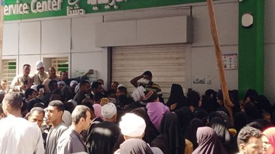 رغم التحذيرات.. مشاهد كارثية أمام مكتب بريد دشنا في قنا تزامناً مع مواجهة كورونا (صور)