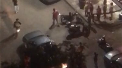 اشتباكات بين موظفى محافظة الجيزة وعمال الدليفرى فى الدقى بسبب تنفيذ قرارات الحظر (فيديو)