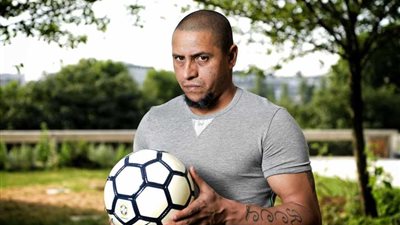 روبرتو كارلوس يساند تركي آل الشيخ في مباراة خيرية بـ”البلايستيشن” (فيديو)