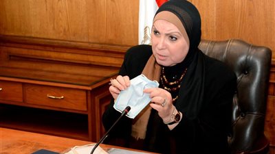 نيفين جامع: الاتفاق مع مصانع الملابس والغزل والنسيج لتصنيع كمامات القماش