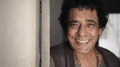 بعد إجراء جراحة دقيقة في العظام .. محمد منير يستعد لإحياء حفل “أون لاين” الجمعة المقبلة