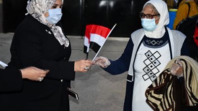 جامعة قناة السويس تستقبل المصريين العائدين من الخارج بأعلام مصر وأدوات التعقيم (فيديو)