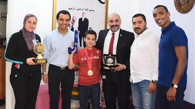 “الأكاديمية العربية” ترعي نجل الأسطورة منسي في لعبة الخماسي الحديث لتحقيق حلم والده (صور)