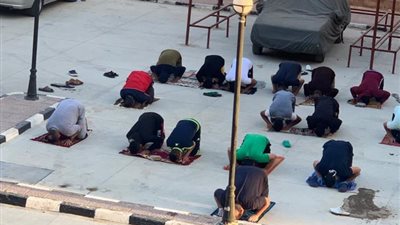 شاهد.. العاملون بمستشفي بلطيم للعزل الطبي يؤدون صلاة عيد الفطر (صور)