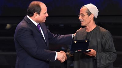 السيسى يقدم هدايا عينية ومادية لأبناء وأسر الشهداء والمصابين بمناسبة عيد الفطر (فيديو)