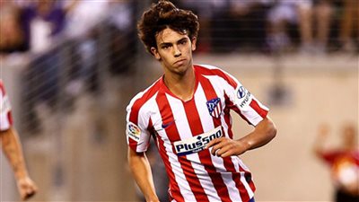 إصابة جواو فيليكس لاعب أتليتكو مدريد بالتواء في الركبة