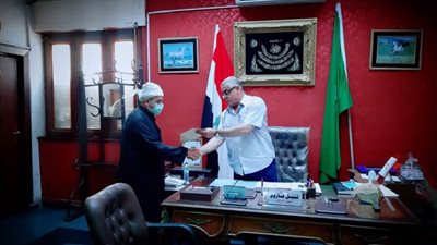 عامل نظافة يُعيد 45 ألف جنيه عثر عليها في صندوق قمامة بالشرقية