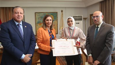 وزيرة الثقافة تكرم الطفلة حبيبة الفائزة بجائزة إيفاك اليابانية العالمية