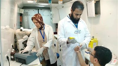 صحة المنيا تقدم خدمات طبية مجانية لـ 1923 حالة خلال قافلة بمركز ديرمواس