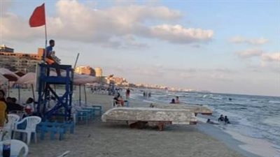 تراجع الإقبال على شواطئ الإسكندرية وعودة الرايات الحمراء بالقطاع الغربي والعجمي 