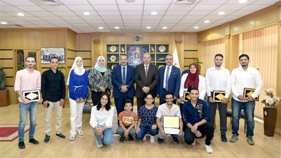 رئيس جامعة المنصورة يكرم فريق سلام لاب مكتشف حفرية ملك الحيتان