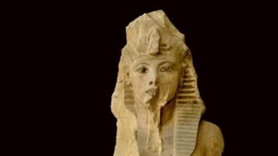 المتحف المصري بالتحرير يعرض تمثالا ضخما للملك توت عنخ آمون